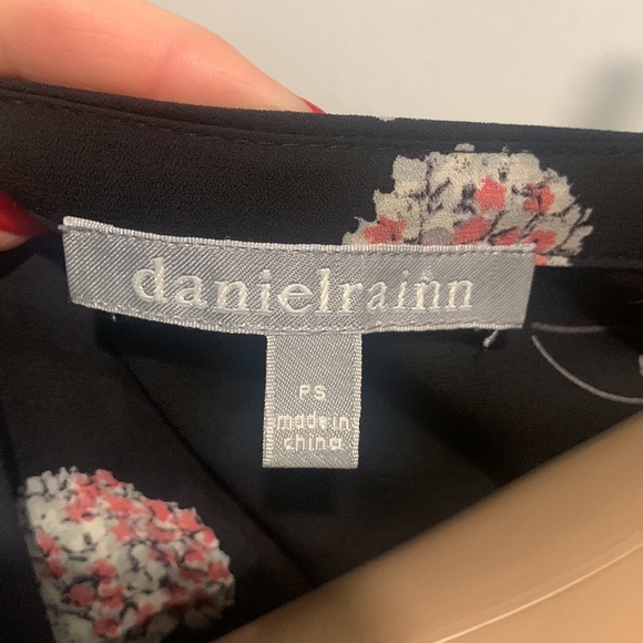 Danielrainn Women’s Top - Picture 4 of 5